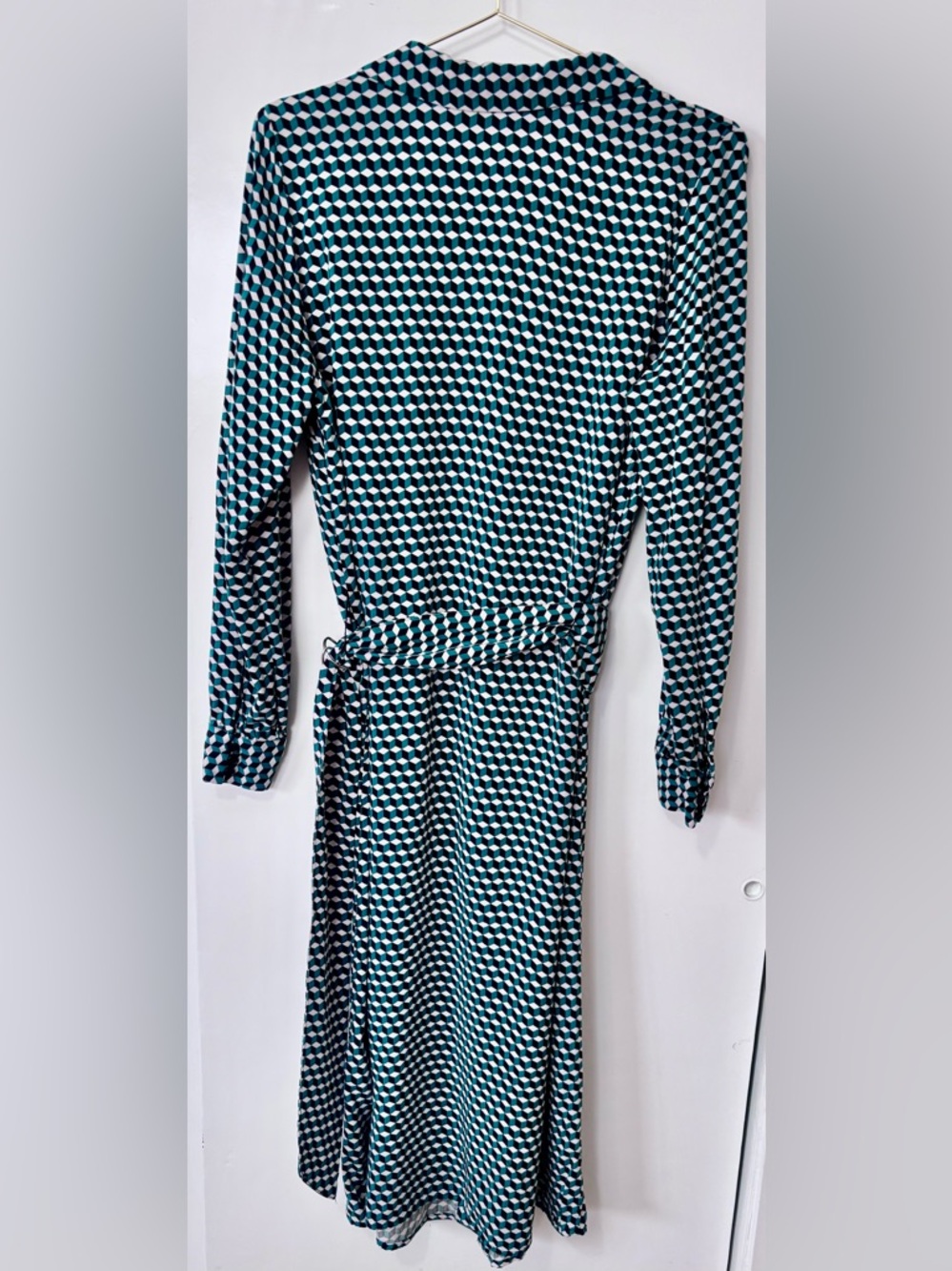 H&M| Optical 3D Geometric Green Black & White Midi v-Neck Long Sleeve Dress Sz 6 - Picture 5 of 7